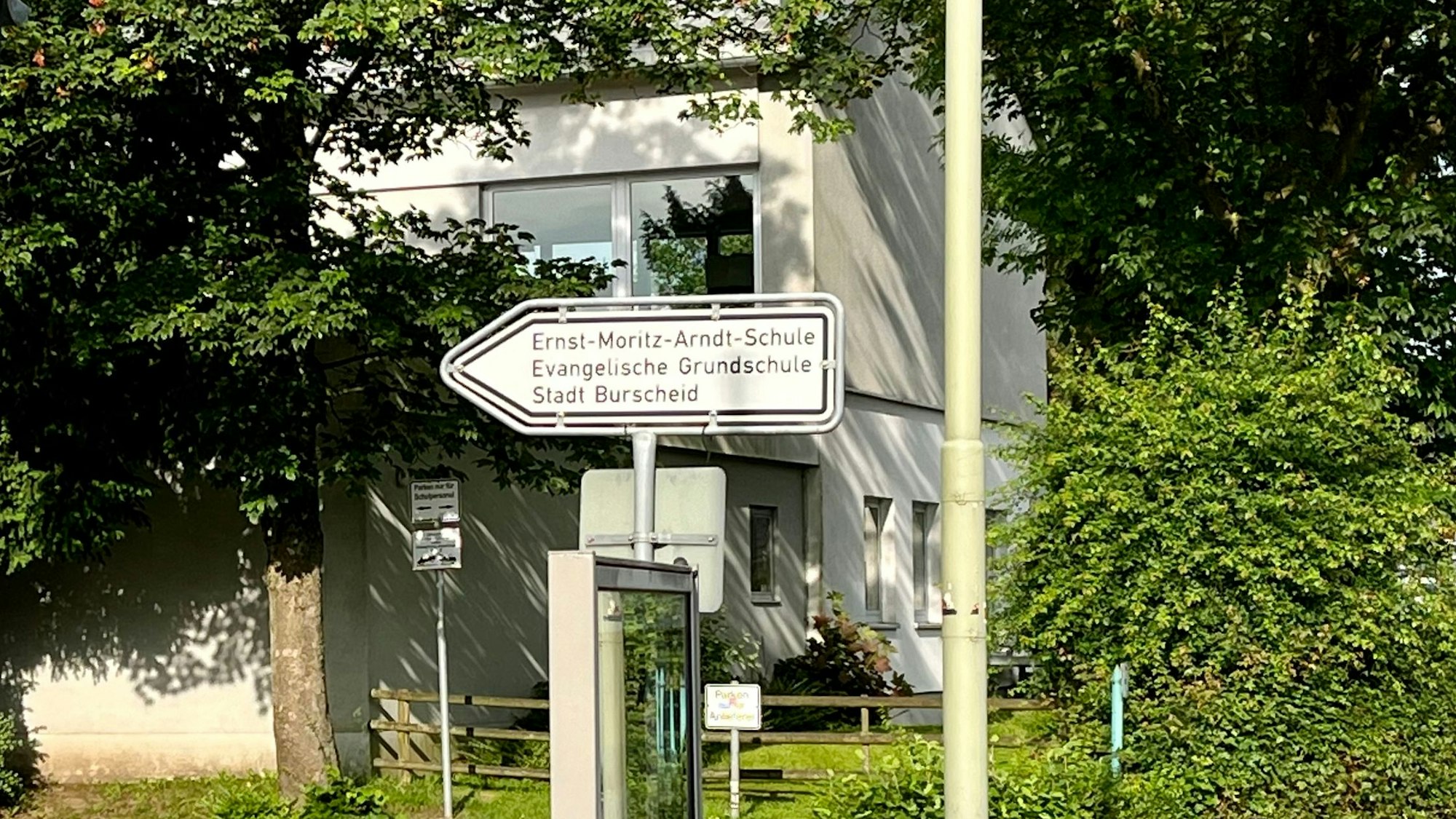 Hinweisschild auf die Ernst-Moritz-Arndt-Schule in Hilgen