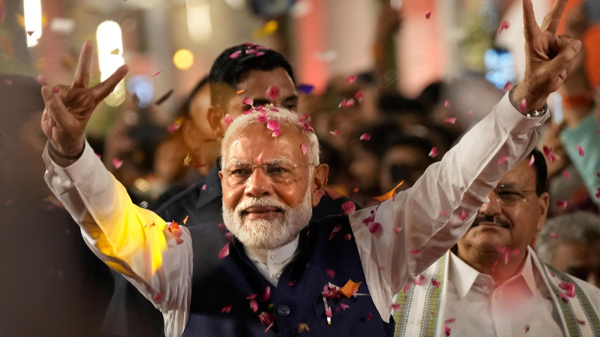 04.06.2024, Indien, Neu Delhi: Der indische Premierminister Narendra Modi begrüßt seine Anhänger bei der Ankunft in der Zentrale der Bharatiya Janata Party (BJP).