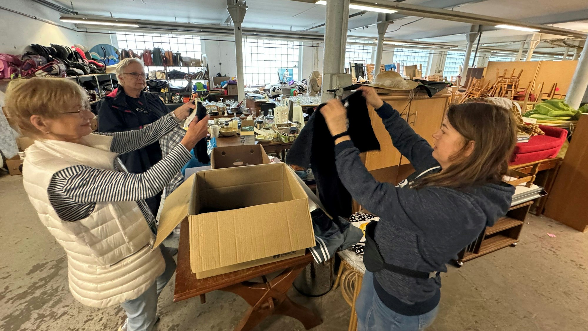 Ehrenamtliche Helferinnen der Flüchtlingshilfe Engelskirchen sortieren Spenden im Alger in der Alten Bücherfabrik in Engelskirchen-Ründeroth.