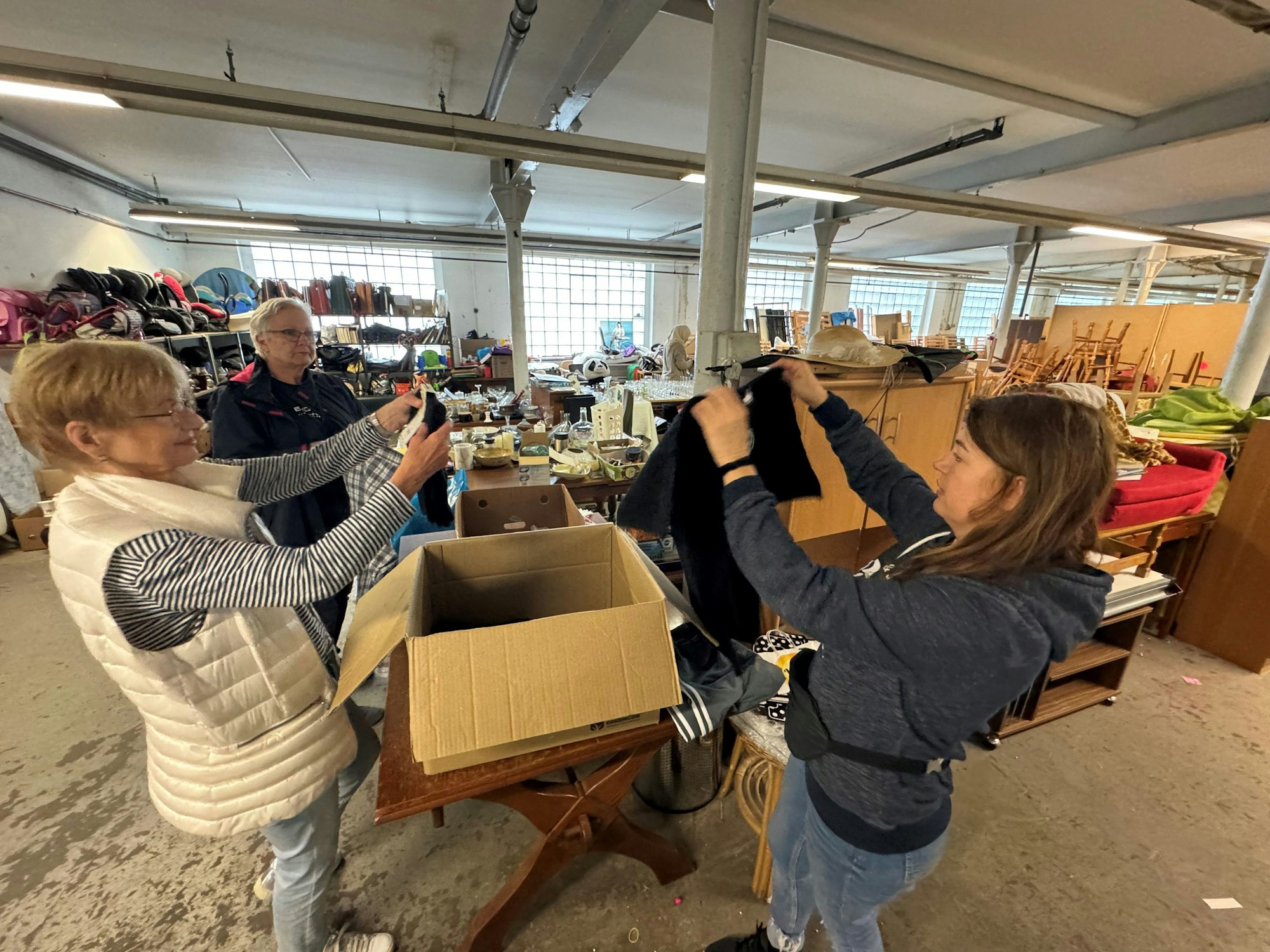 Ehrenamtliche Helferinnen der Flüchtlingshilfe Engelskirchen sortieren Spenden im Alger in der Alten Bücherfabrik in Engelskirchen-Ründeroth. Margit Schäfer, Roswitha Neu und Sinaida Klein vlnr