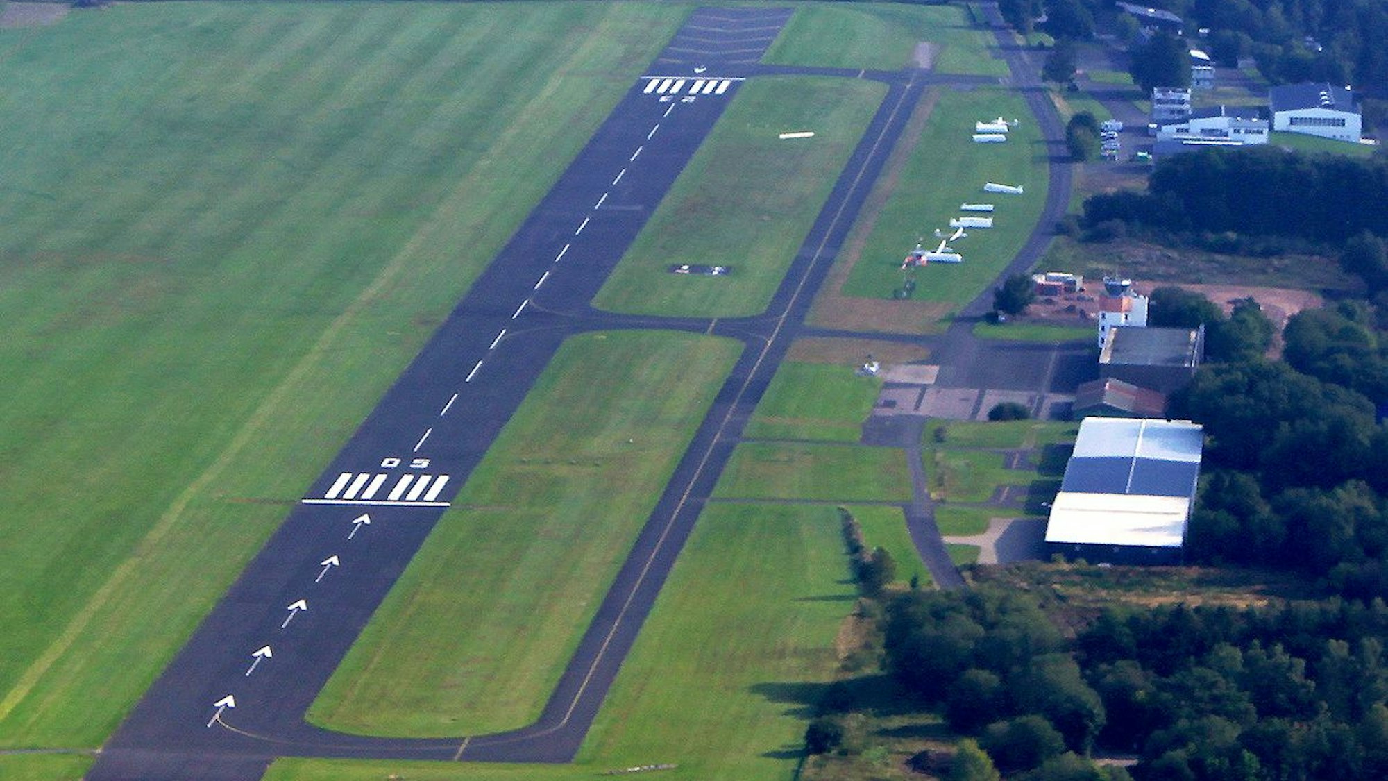 Ein Luftbild zeigt die Start- und Landebahn der Dahlemer Binz.