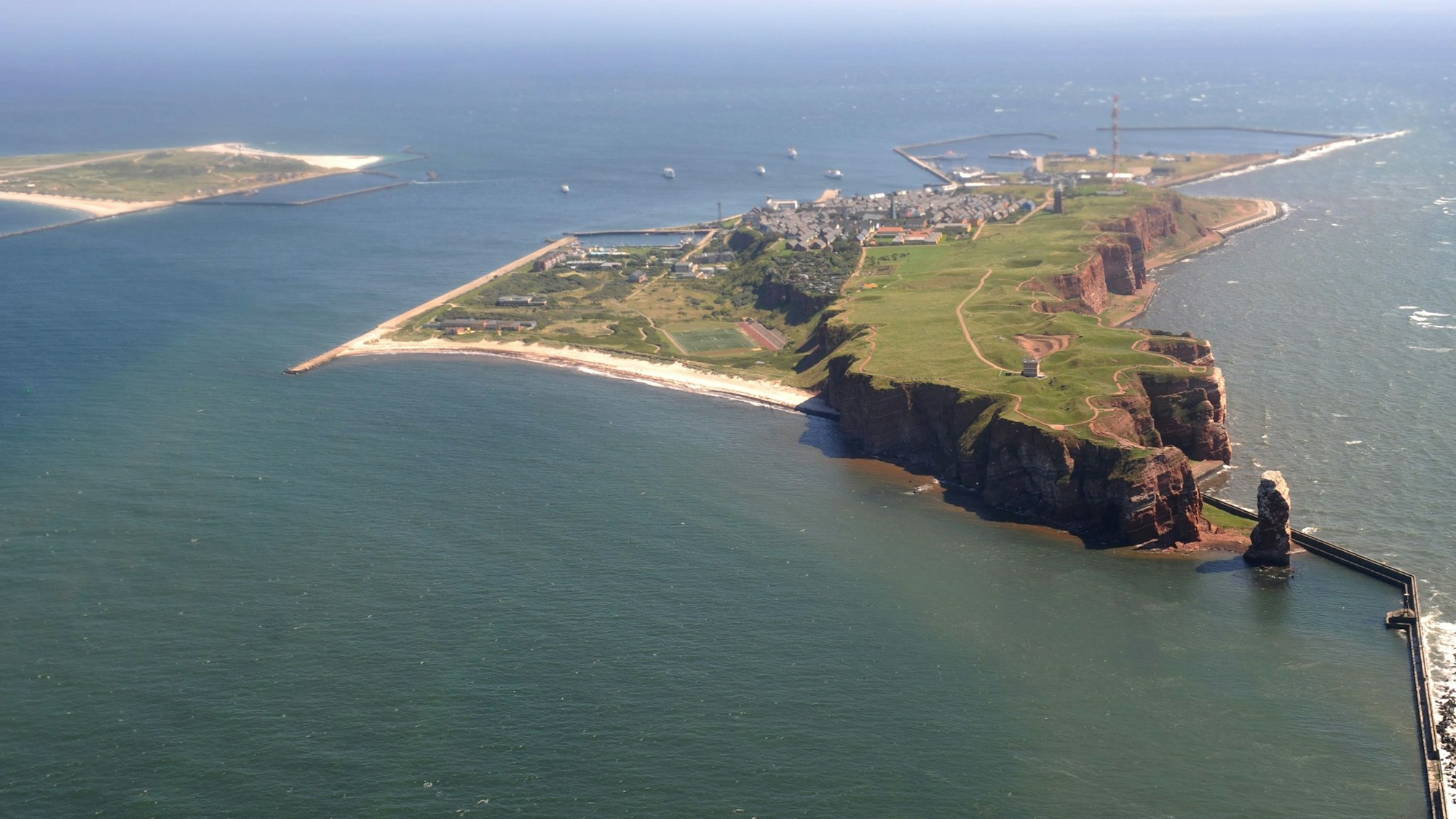 Die Hochseeinsel Helgoland ist aus einem Flugzeug heraus zu sehen.