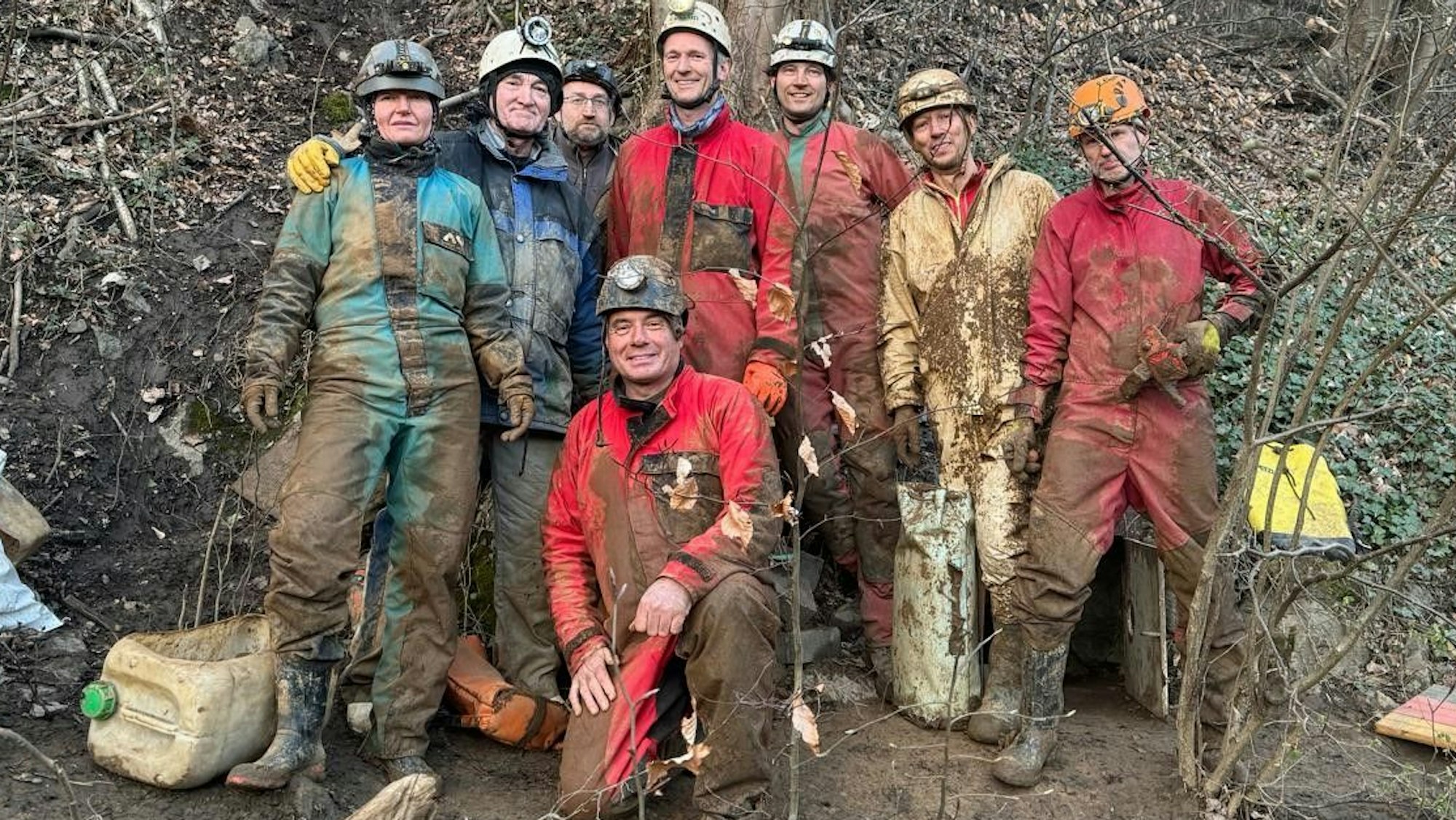 Höhlenforscher um Stefan Voigt (vorne) vor dem Eingang zum Hackerloch.