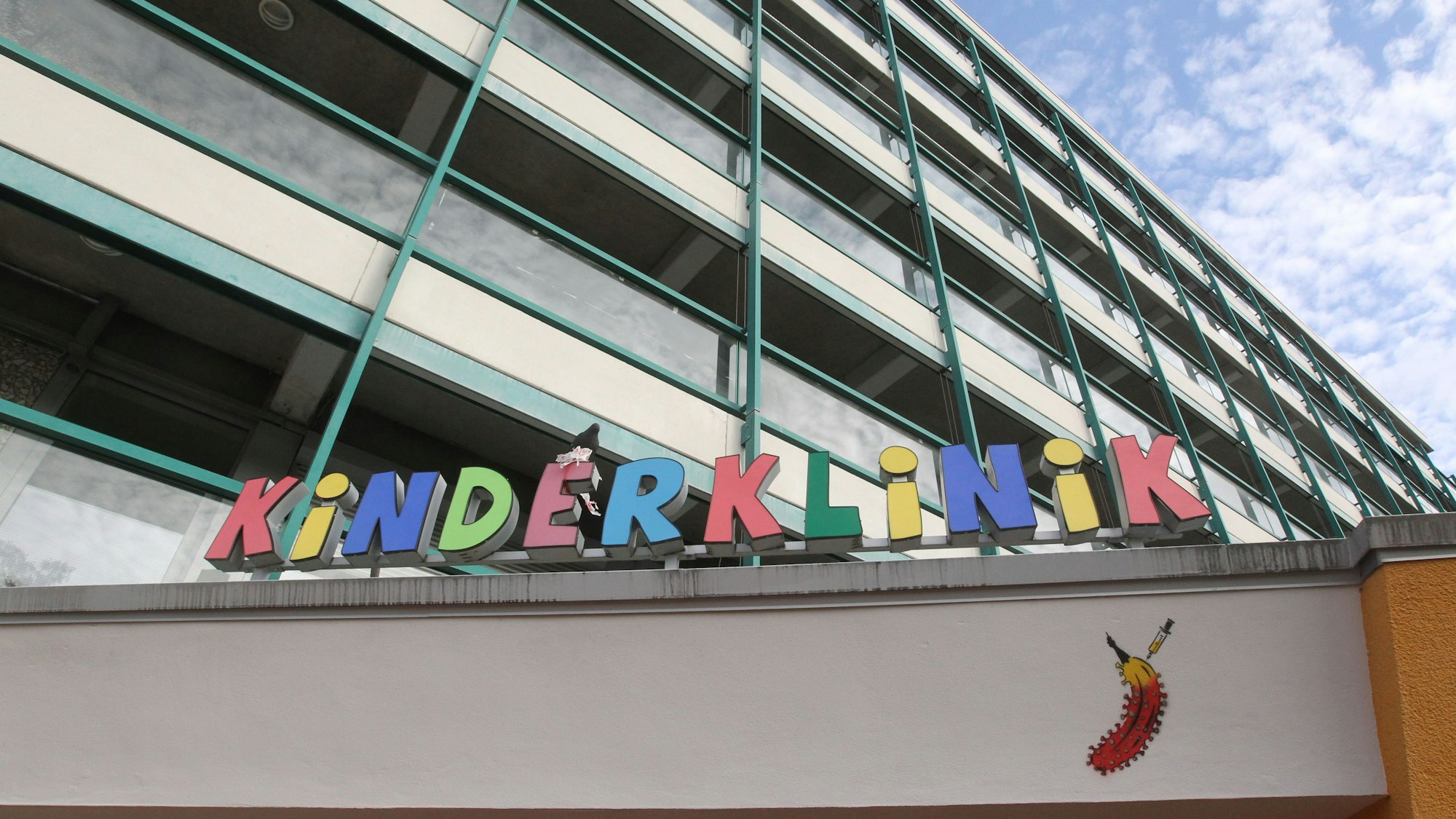 Operation in der Kinderklinik Asklepios in Sankt Augustin mit Dr. Micha Langendörfer, Chefarzt Orthopadie, der einem 11-jährigen Mädchen einen Nagel zur Stabilisation des Schienbeins einsetzt.
