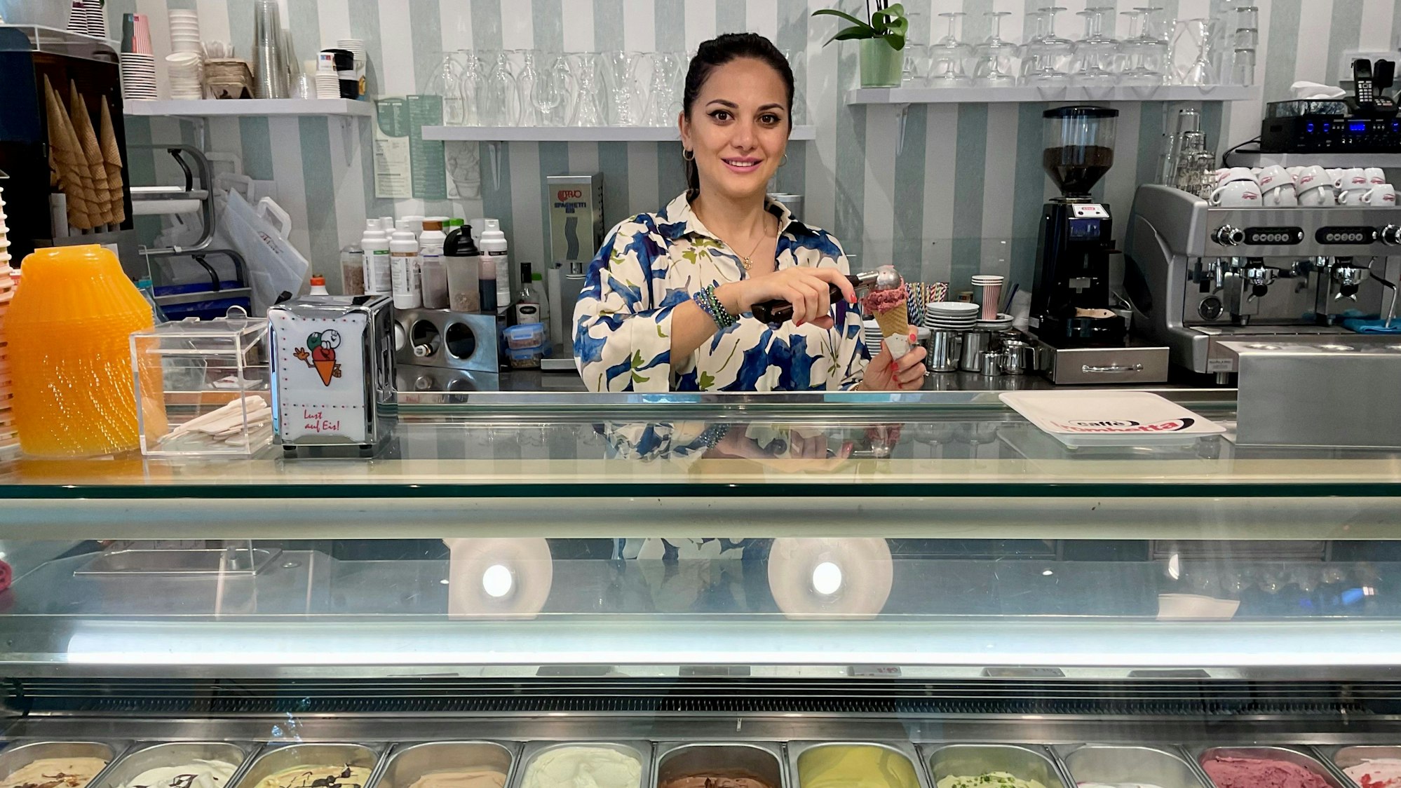 Frau hinter der Theke einer Eisdiele