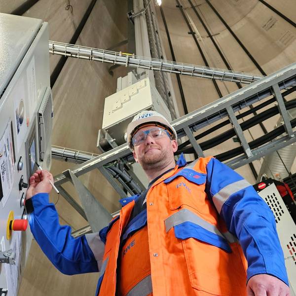 Jens Schmitz aus Bedburg, der bisher noch im Tagebau arbeitet, testet schon mal als Elektriker die Arbeit in einem Windrad.