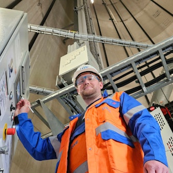 Jens Schmitz aus Bedburg, der bisher noch im Tagebau arbeitet, testet schon mal als Elektriker die Arbeit in einem Windrad.