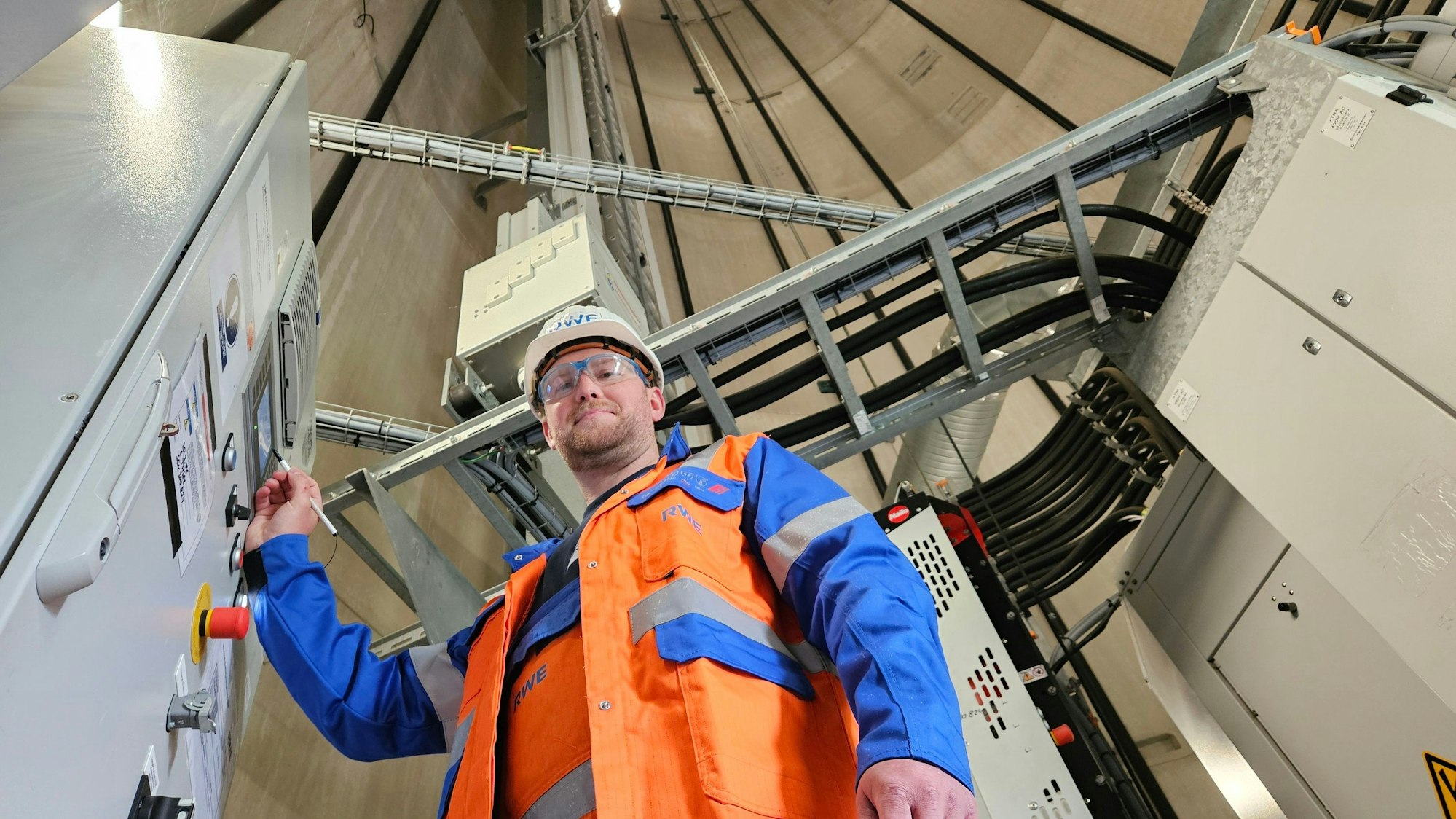 Jens Schmitz aus Bedburg, der bisher noch im Tagebau arbeitet, testet schon mal als Elektriker die Arbeit in einem Windrad.