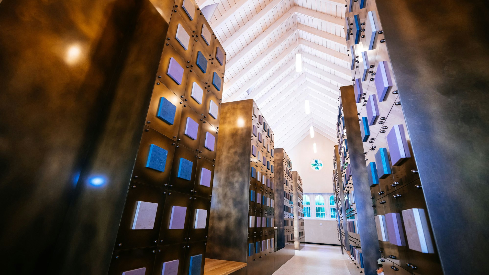 Urnengräber stehen in der umgebauten alten Trauerhalle auf Melaten.