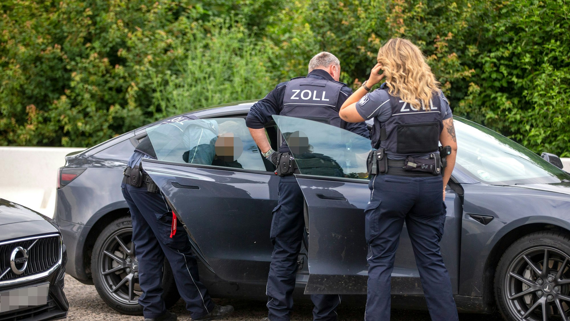 Bei der Durchsuchung eines Teslas aus der Schweiz schauten die Beamten ebenfalls genau hin.