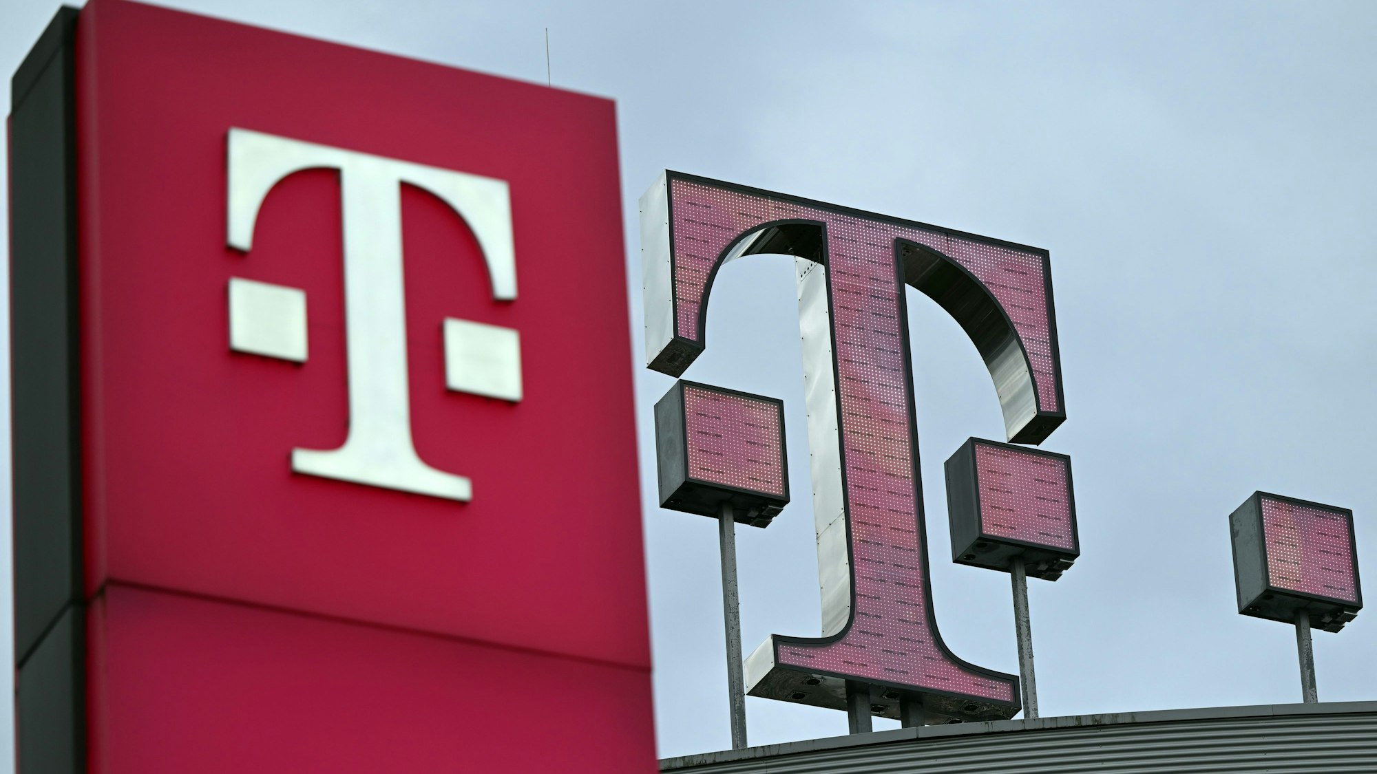 Bonn: Das Logo der Telekom steht auf dem Dach der Unternehmenszentrale. In der jüngsten Zeit kam es mehrfach zu Störungen beim Telekommunikationsunternehmen.