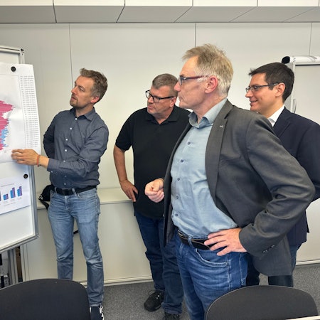 Am Chart mit der Bevölkerungsentwicklung: Felix Stiepel, Jörg Fischer, Rainer Gleß und Bürgermeister Max Leitterstorf.