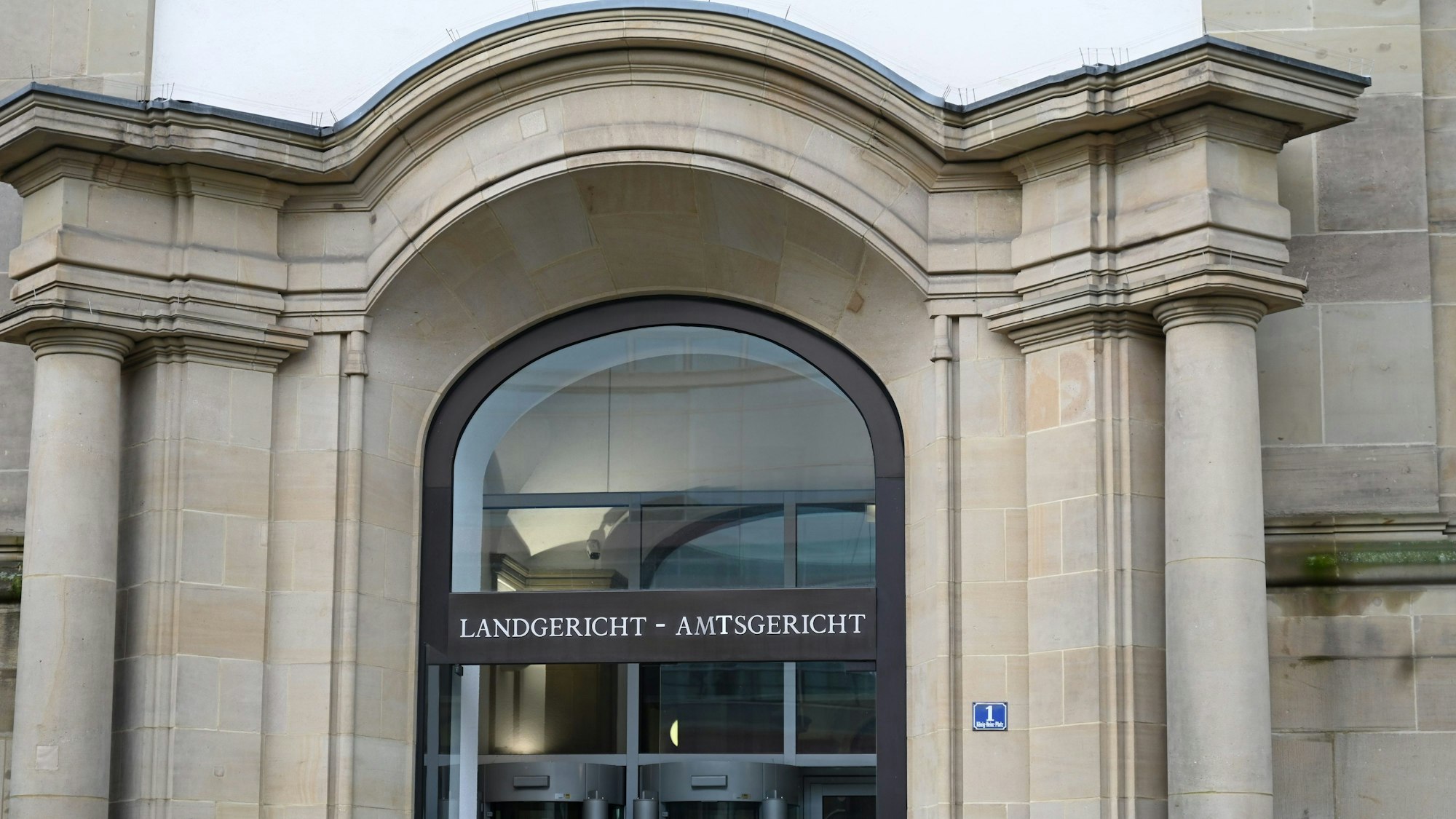 Duisburg: Der Eingang am Amts- und Landgericht in Duisburg.