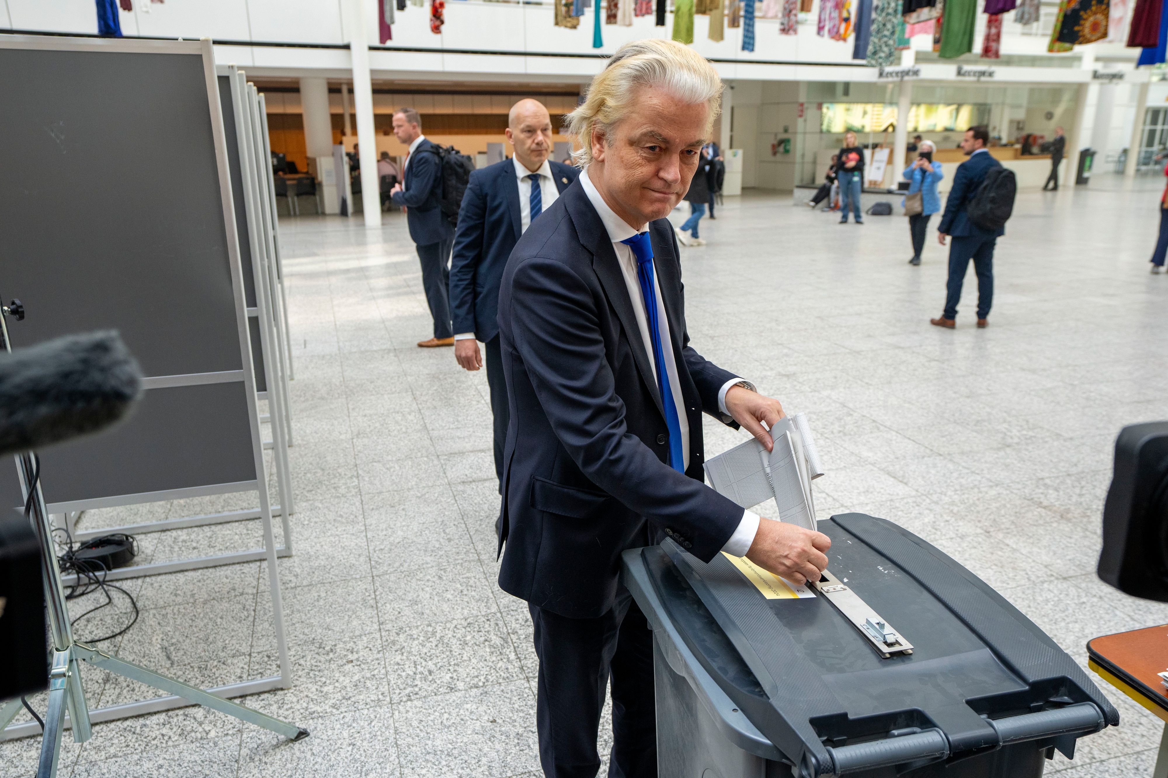 Der Politiker Geert Wilders gibt in den Niederlanden seine Stimme für die Europawahl ab.