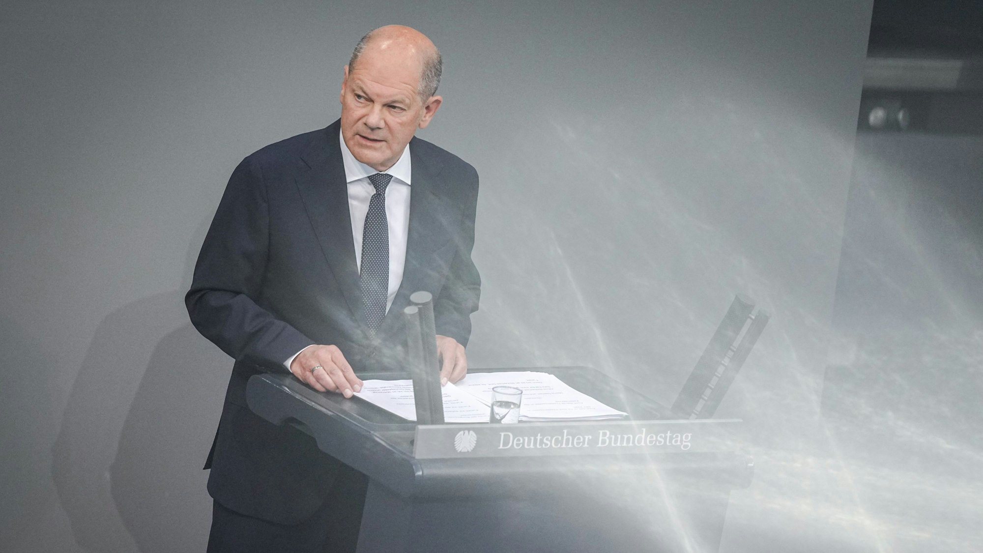 Bundeskanzler Olaf Scholz (SPD) gibt im Plenum des Bundestags eine Regierungserklärung zur „aktuellen Sicherheitslage“ ab.