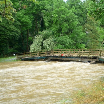 Die Holzbrücke am Sülzbogen in Rösrath-Hoffnungsthal sorgte bei der Flut im Juli 2021 für einen Rückstau von Wasser. Nun soll am Sülzbogen eine Retentionsfläche geschaffen und die Brücke ersetzt werden.