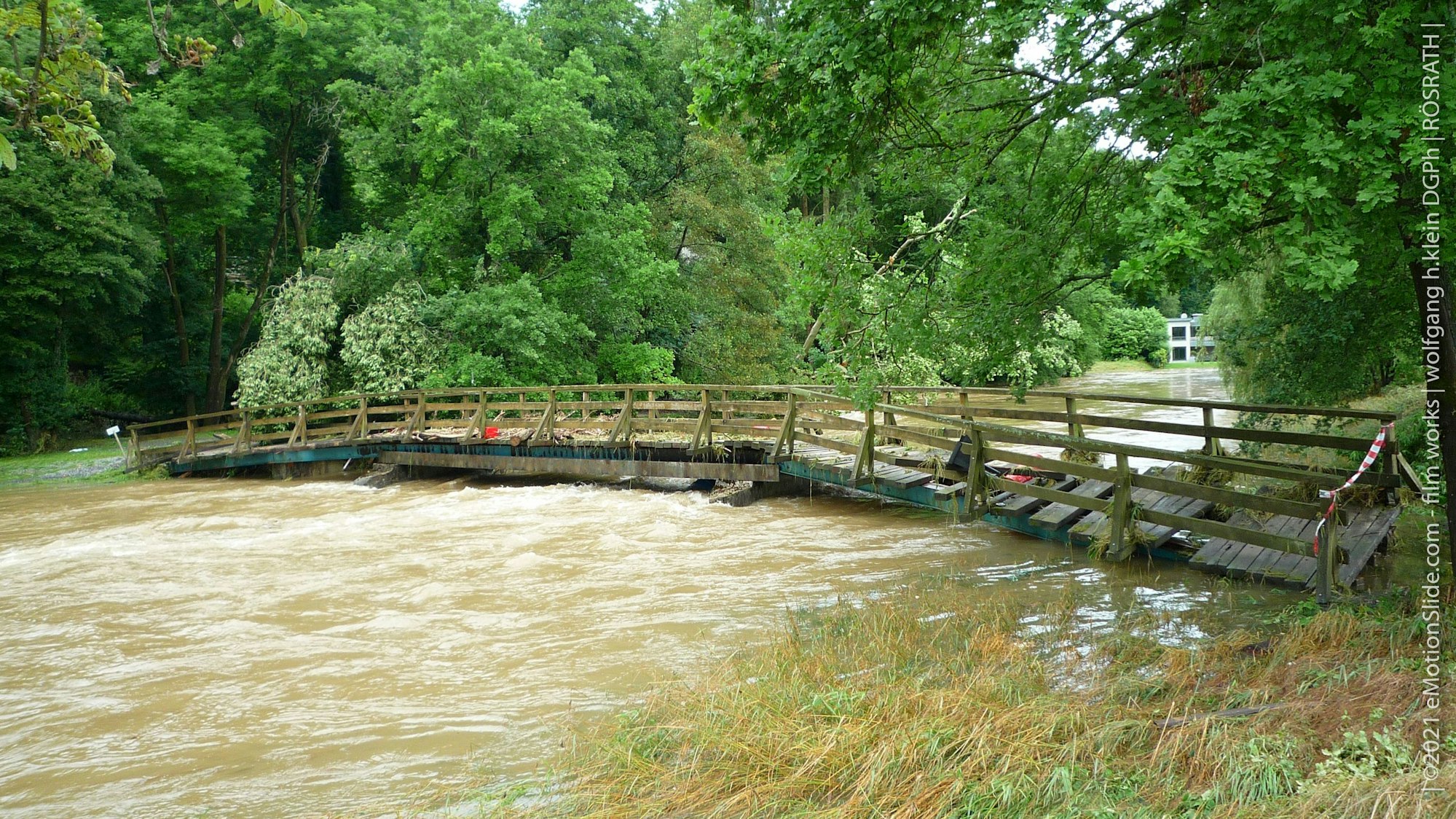 Die Holzbrücke am Sülzbogen in Rösrath-Hoffnungsthal sorgte bei der Flut im Juli 2021 für einen Rückstau von Wasser. Nun soll am Sülzbogen eine Retentionsfläche geschaffen und die Brücke ersetzt werden.