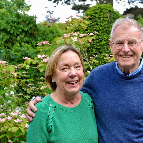 Karlheinz Schrade und seine Ehefrau Barbara Schrade stehen in ihrem Garten und halten sich im Arm.