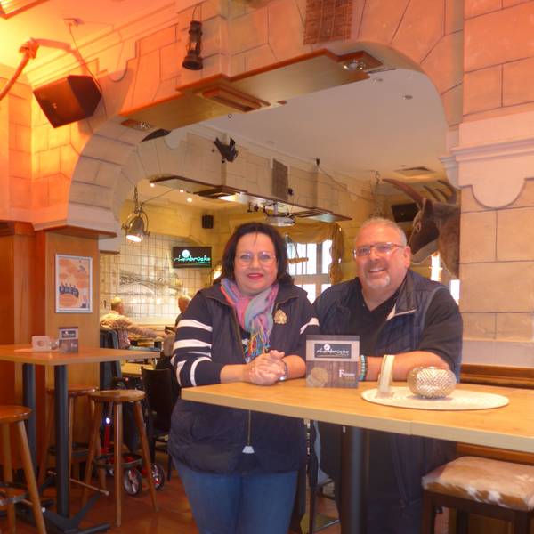 Ina Harder und Winni Lombardo sind seit acht Jahren Gastgeber im Gasthaus Zur Rheinbrücke in Bonn-Beuel.
