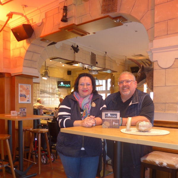 Ina Harder und Winni Lombardo sind seit acht Jahren Gastgeber im Gasthaus Zur Rheinbrücke in Bonn-Beuel.