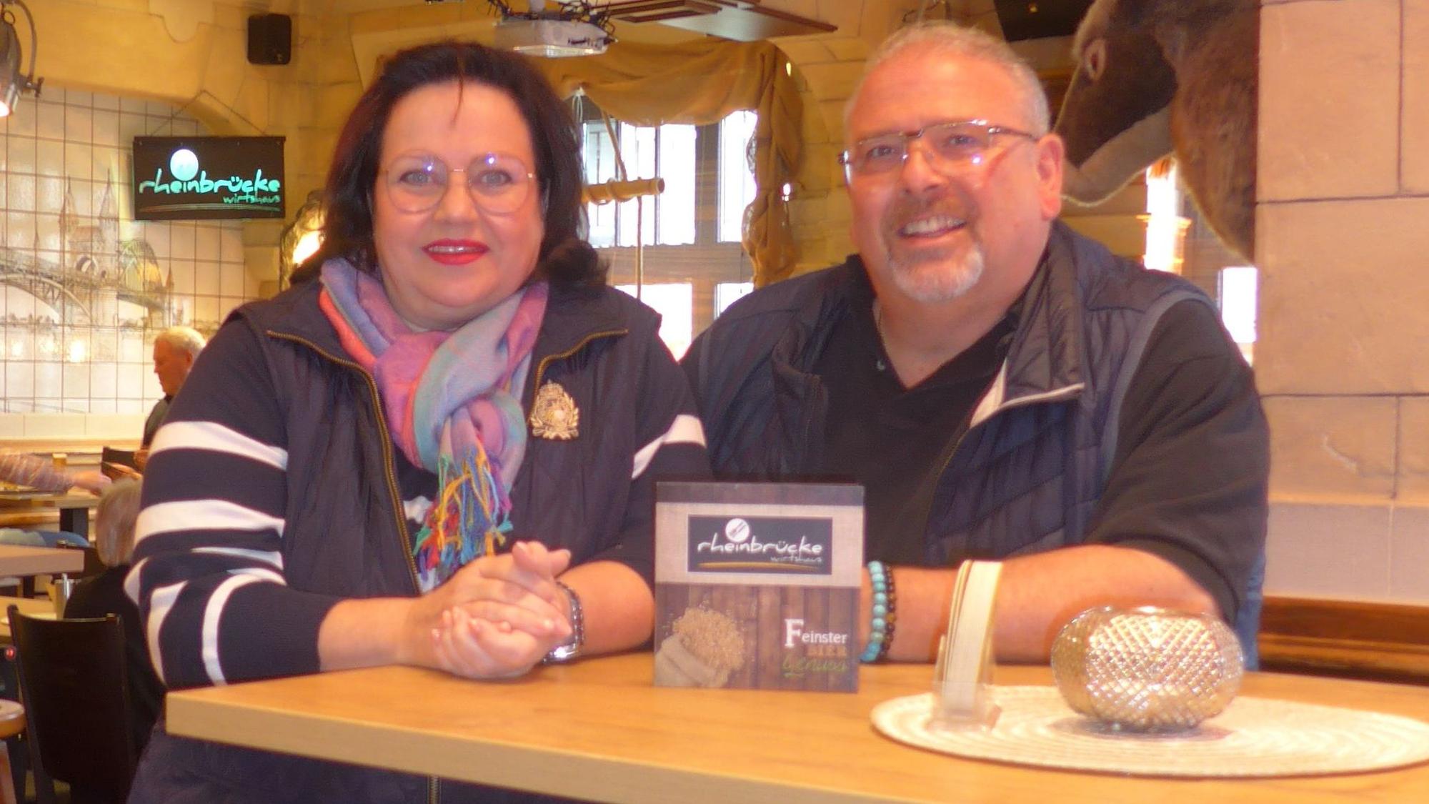 Ina Harder und Winni Lombardo sind seit acht Jahren Gastgeber im Gasthaus Zur Rheinbrücke in Bonn-Beuel.