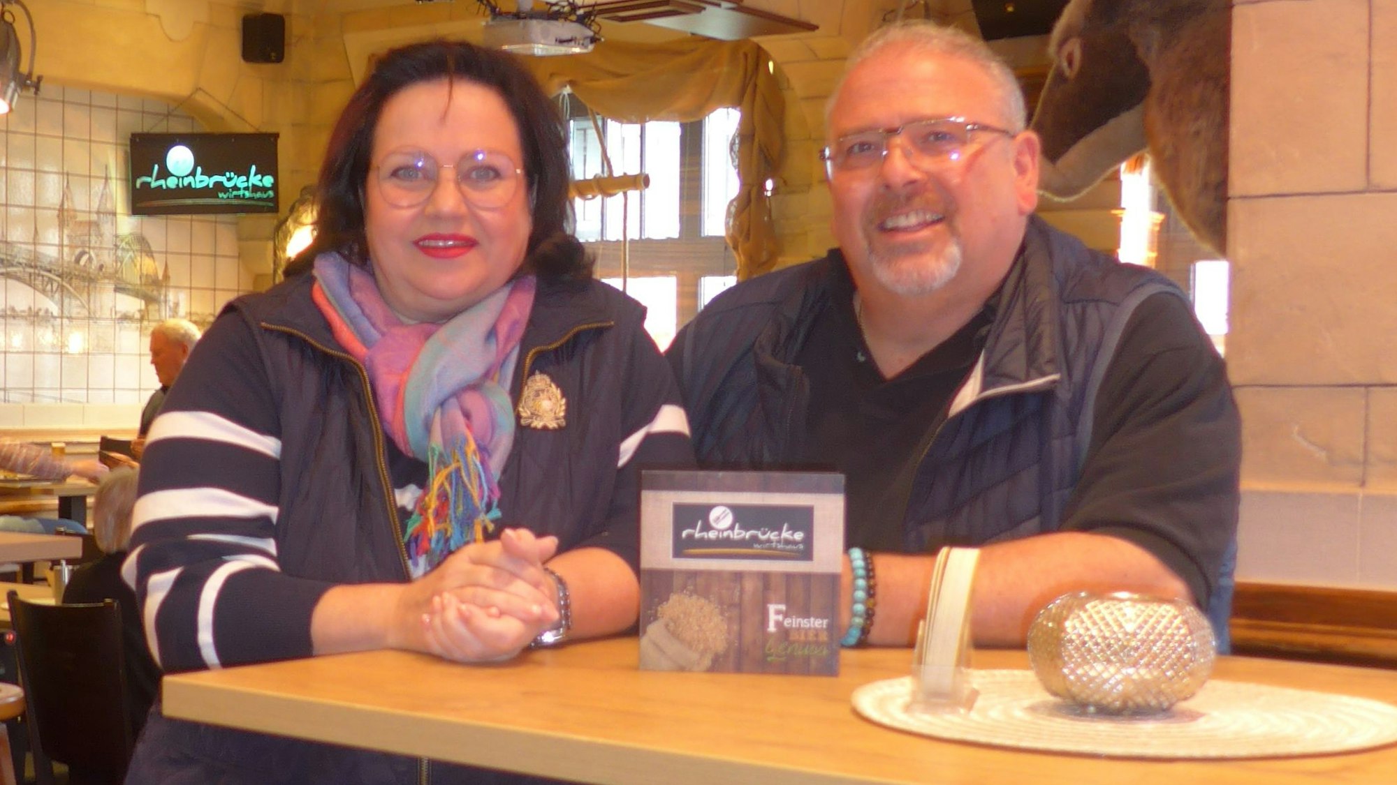 Ina Harder und Winni Lombardo sind seit acht Jahren Gastgeber im Gasthaus Zur Rheinbrücke in Bonn-Beuel.