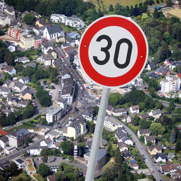 Ein Tempo-30-Schild wurde vor eine Luftaufnahme des Sülztals montiert.