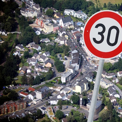 Ein Tempo-30-Schild wurde vor eine Luftaufnahme des Sülztals montiert.