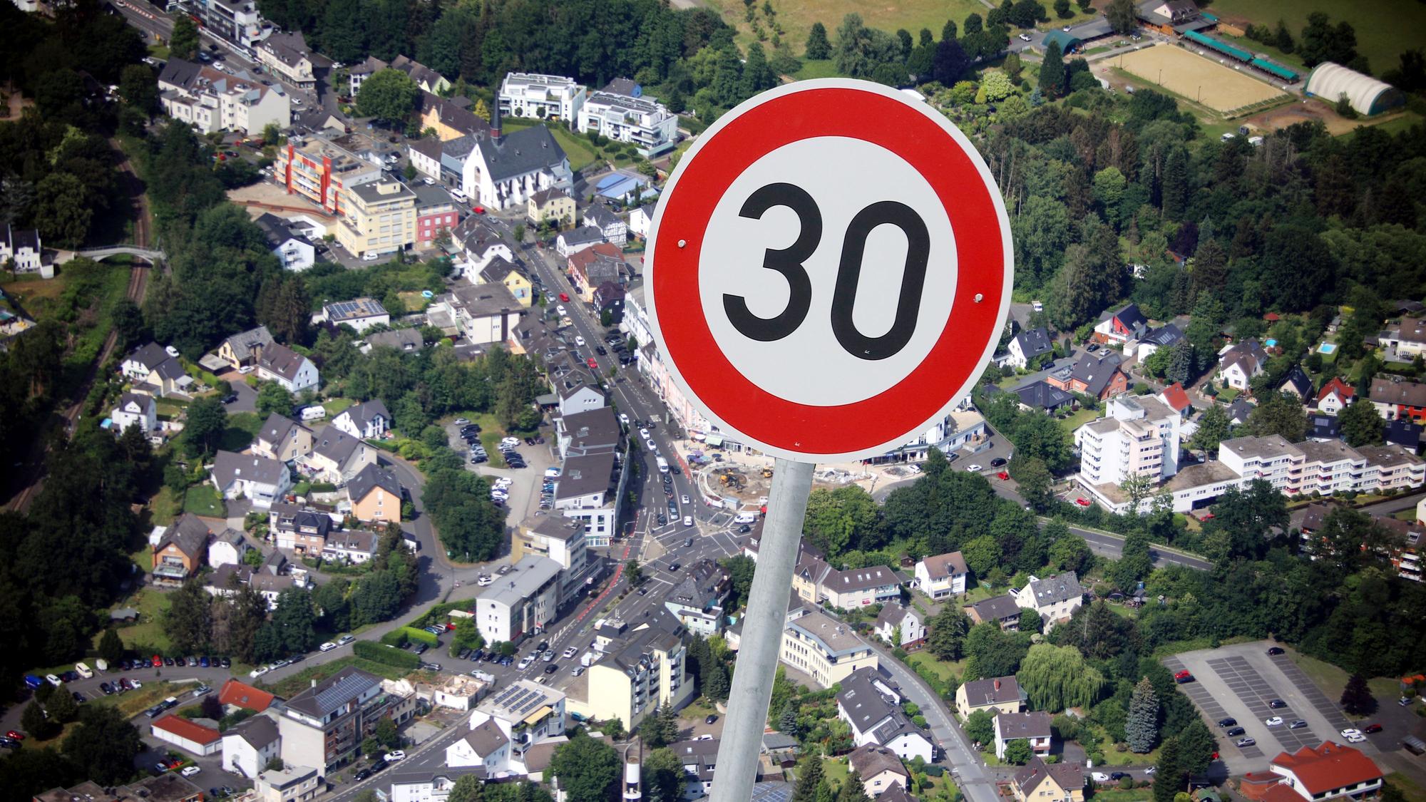 Auf den Hauptstraßen in den Rösrather Ortszentren, auch rund um den Sülztalplatz, soll künftig Tempo 30 gelten. Das sieht der Entwurf zu einem neuen Lärmaktionsplan vor.