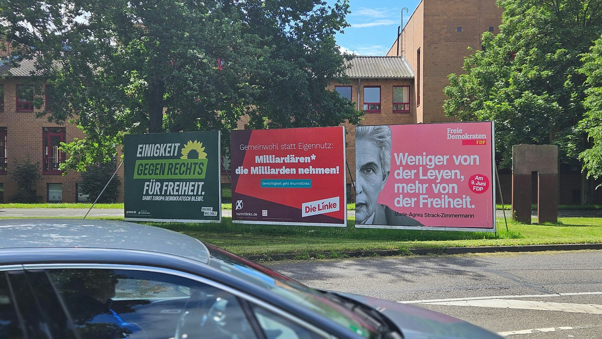 Am Kreishaus in Bergheim haben Parteien ihre Plakate für die Europawahl aufgehängt.