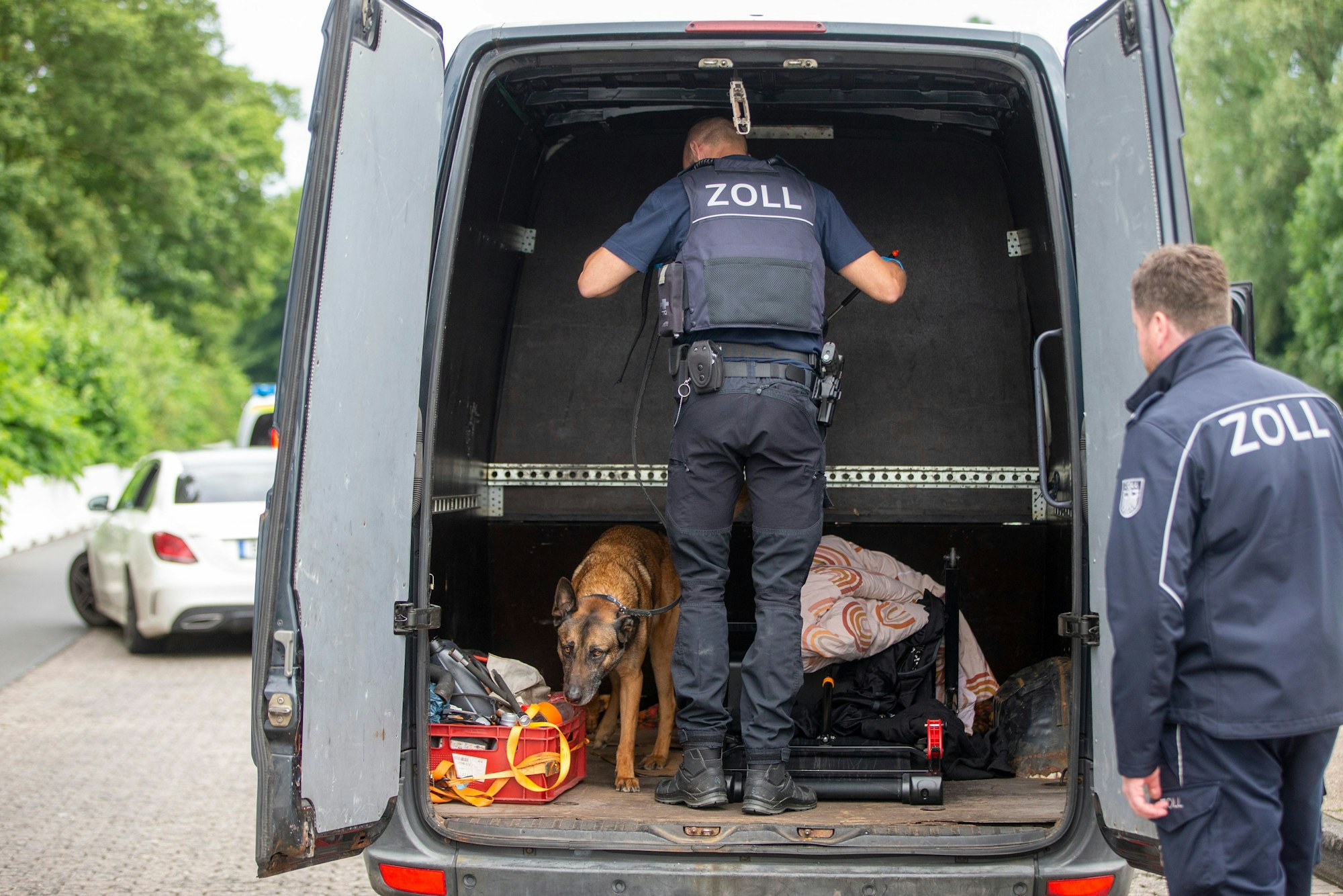 Tierischer Einsatz in einem gestoppten Lastwagen. Die Durchsuchung ist in der Regel nach 15 Minuten vorbei.