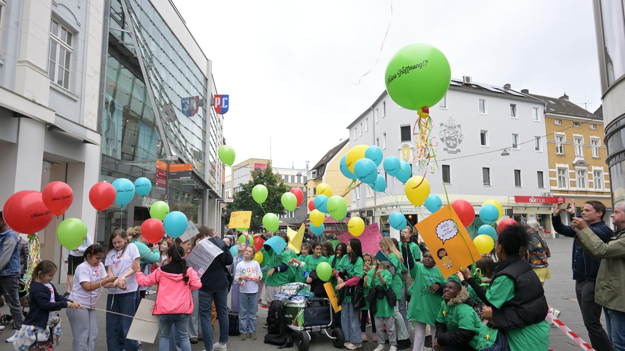 Die Kinder versammeln sich vor dem Infostand.