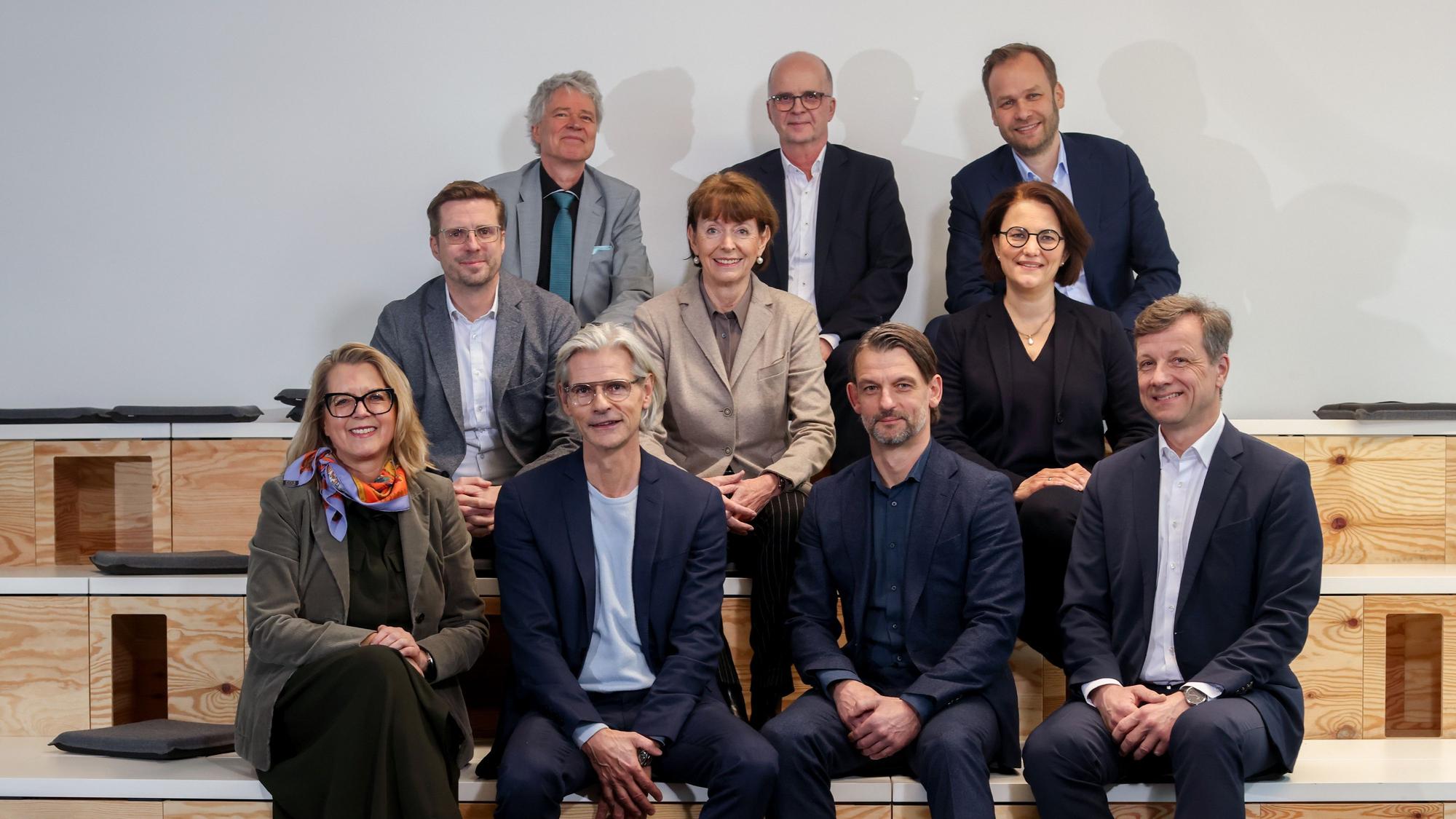 Aus dem Jahr 2024: Der Kölner Stadtvorstand mit allen Dezernenten und der damaligen OB Henriette Reker (2. Reihe, Mitte). Bis auf sie ist der Stadtvorstand gleich geblieben, Torsten Burmester hat sie ersetzt.