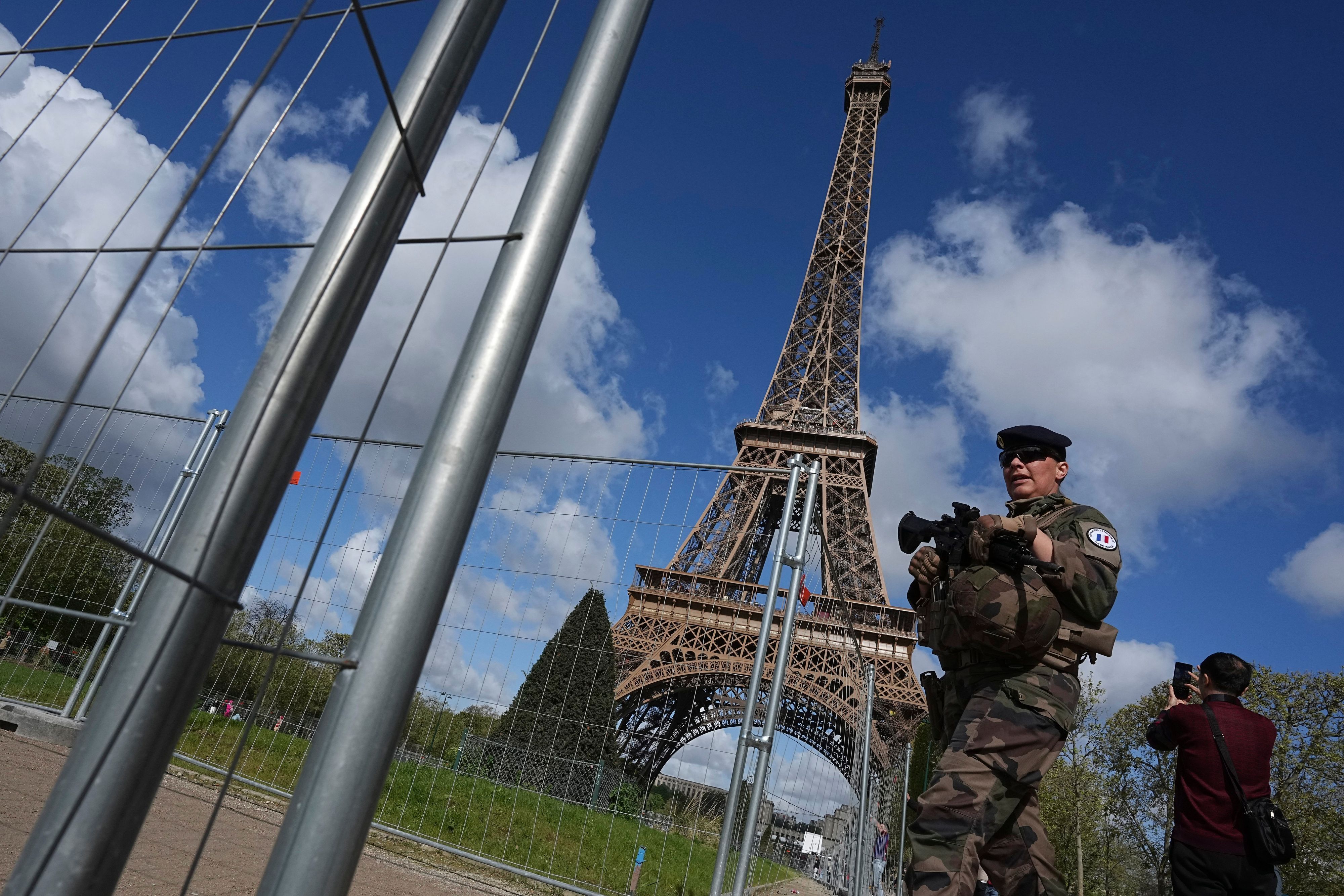 Ein Soldat patrouilliert an einer Baustelle auf dem Champ-de-Mars, in der Nähe des Eiffelturms, im Vorfeld der Olympischen Spiele 2024 in Paris.