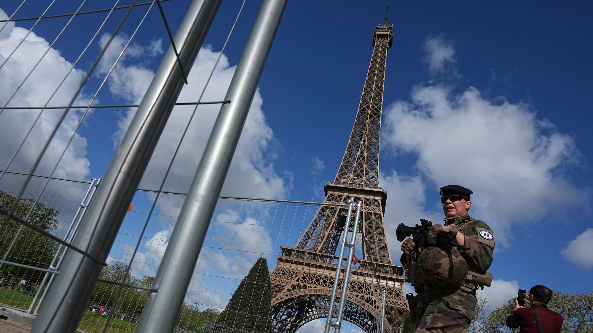 Ein Soldat patrouilliert an einer Baustelle auf dem Champ-de-Mars, in der Nähe des Eiffelturms, im Vorfeld der Olympischen Spiele 2024 in Paris.