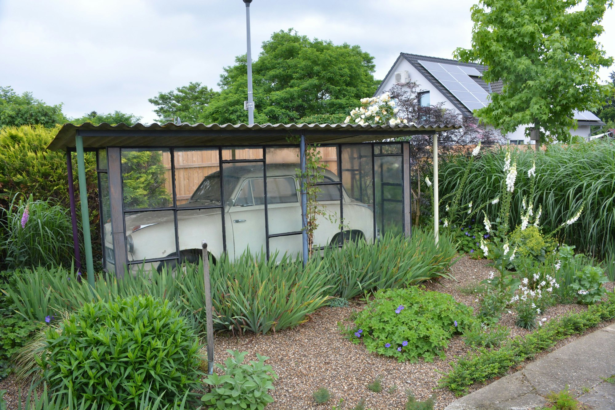 Ein Oldtimer in einem Glashäuschen