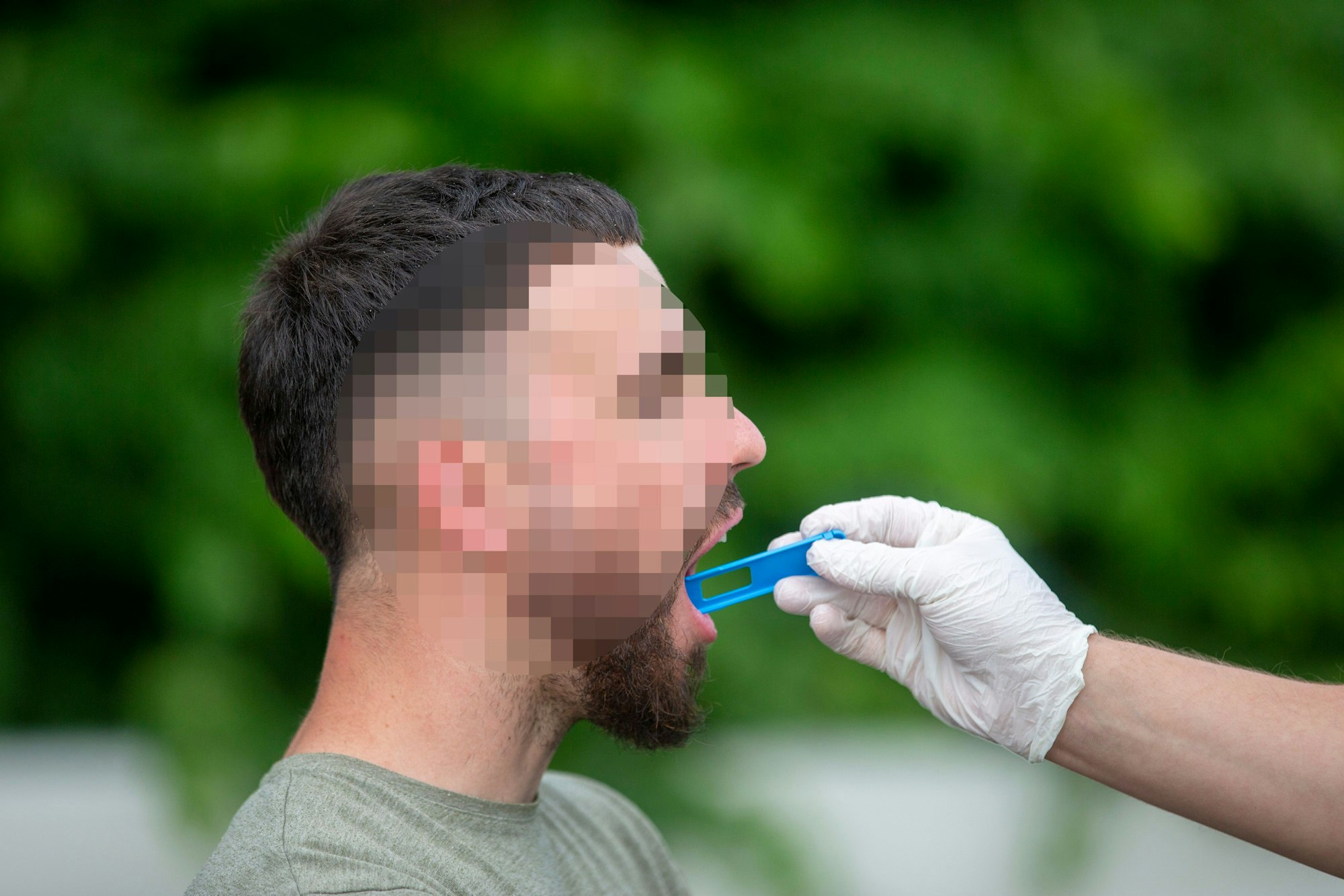Mund auf zur Speichelprobe: Dieser Mann wird überprüft.