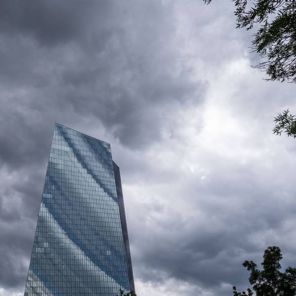 Dunkle Wolken hängen über der Zentrale der Europäischen Zentralbank (EZB), während im Gebäude die Ratssitzung mit Zinsentscheidung stattfindet.