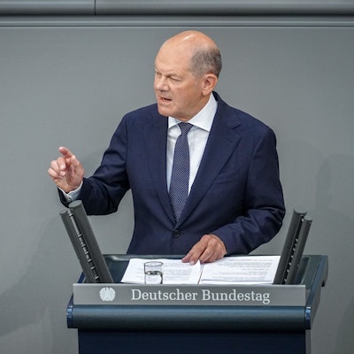 Bundeskanzler Olaf Scholz (SPD) gibt im Plenum des Bundestags eine Regierungserklärung zur „aktuellen Sicherheitslage“ ab.