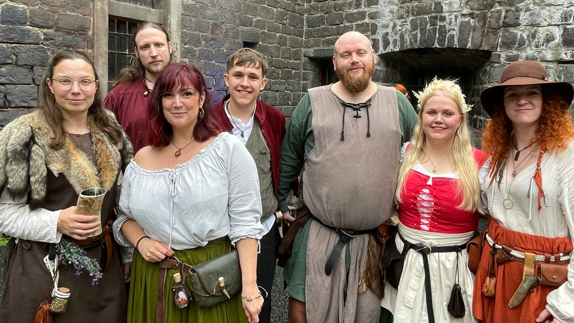 Die Freunde gehen als Hobbits.