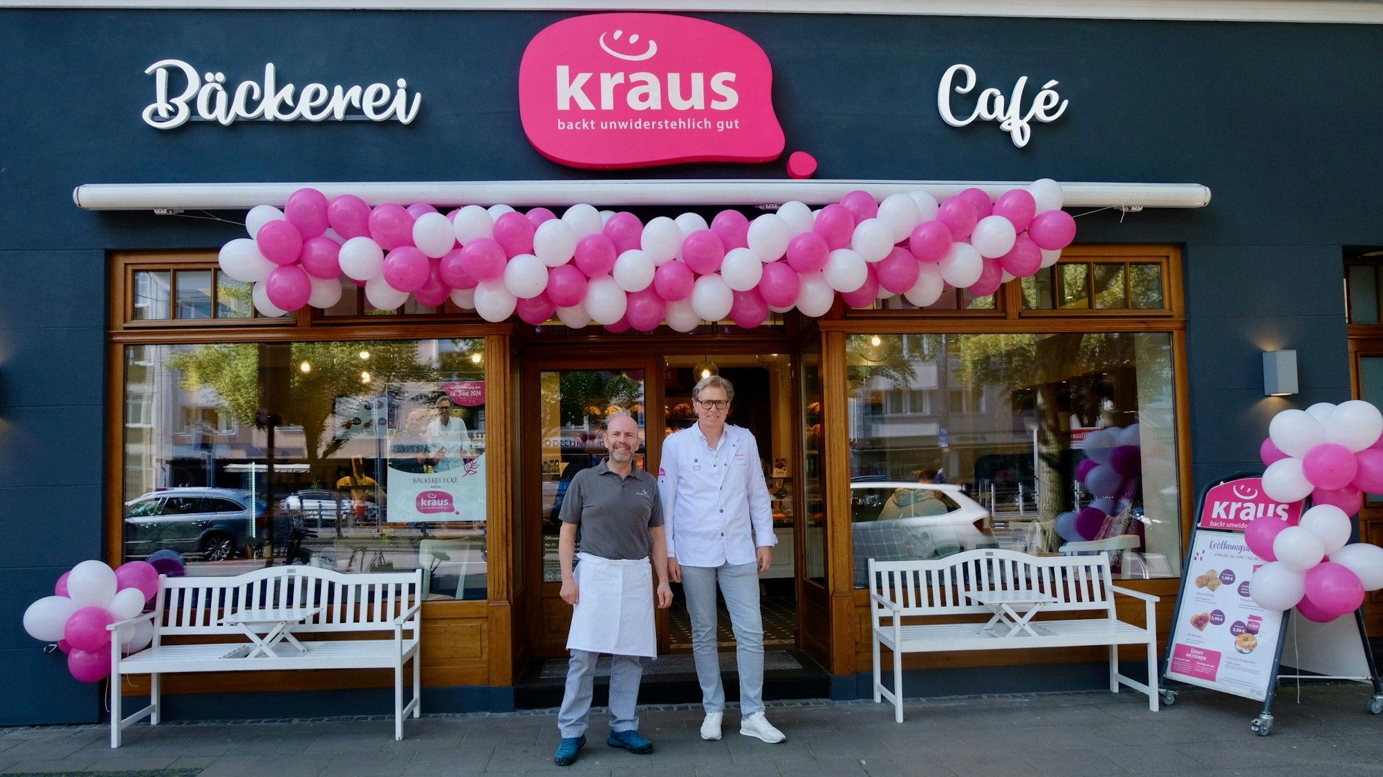 Die Bäcker Mathias Ecke (l.) und Stephan Kraus vor der neuen Bäckerei-Kraus-Filiale.