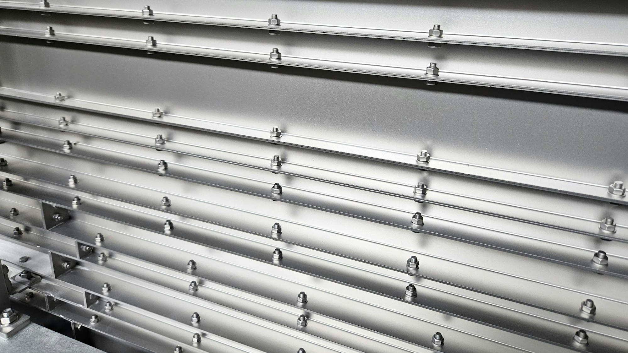 Blick auf zahlreiche schmale Bleche, die verschraubt sind.