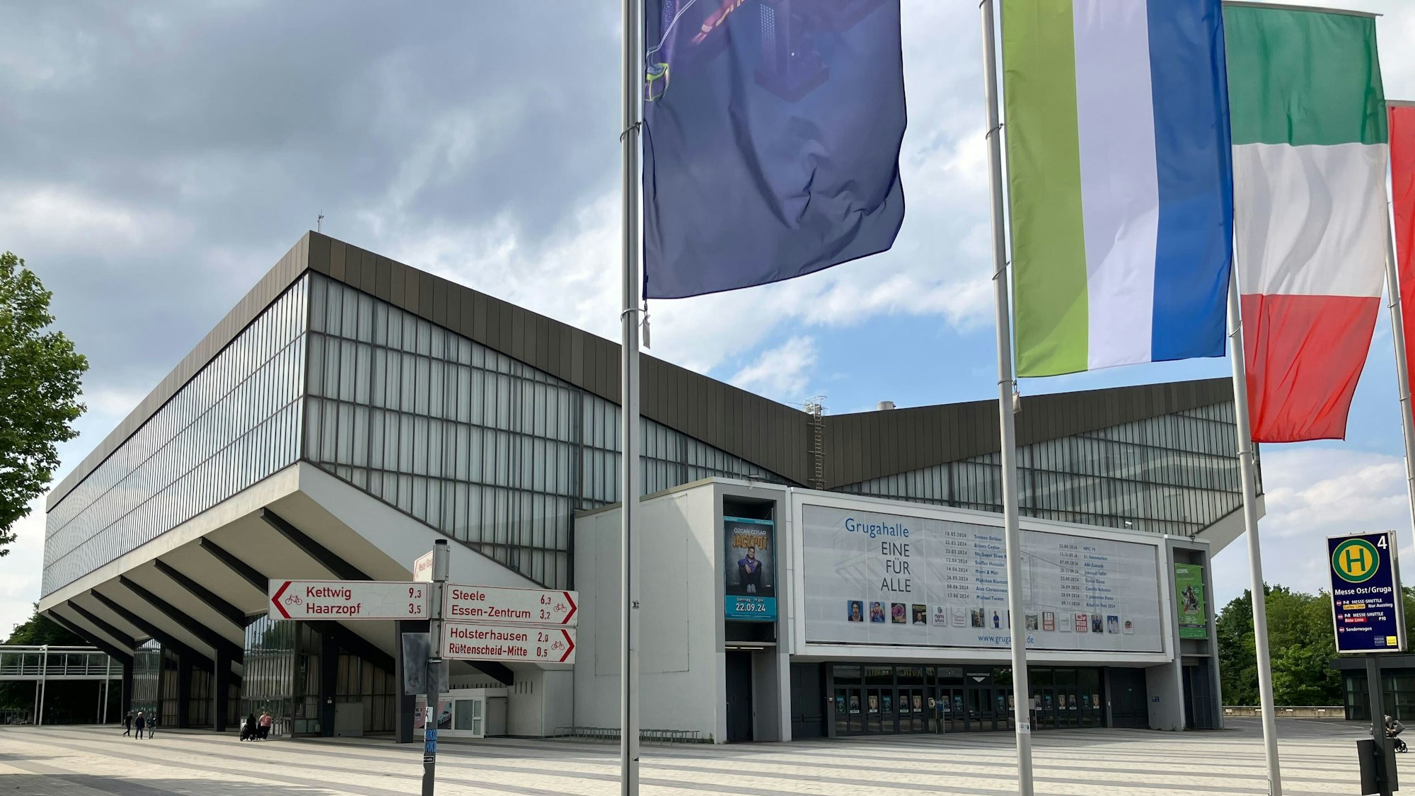 05.06.2024, Nordrhein-Westfalen, Essen: Fahnen wehen vor der Grugahalle.