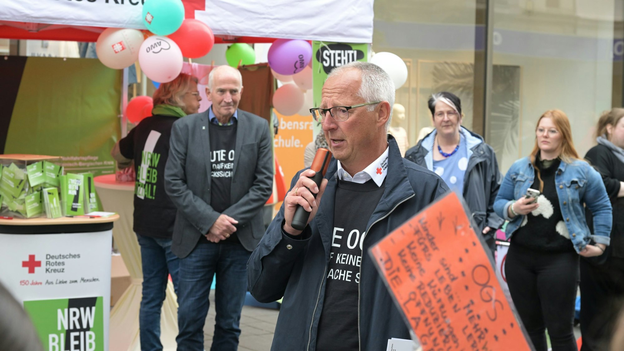 Reinhold Feistl spricht in ein Mikrophon.