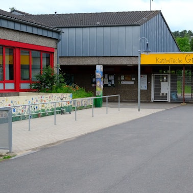 Das Bild zeigt den Eingangsbereich der Grundschule Mechernich.