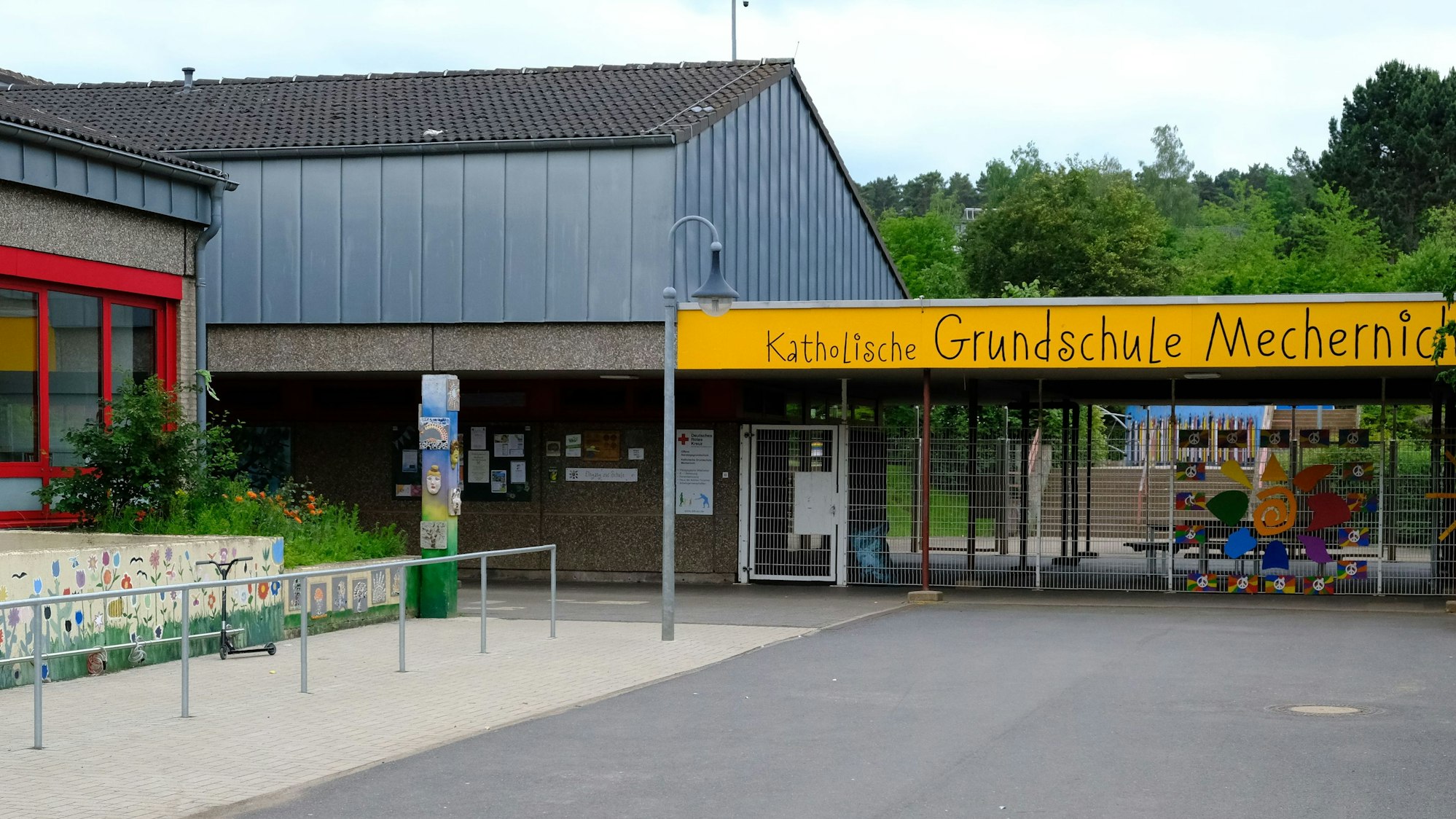 Das Bild zeigt den Eingangsbereich der Grundschule Mechernich.