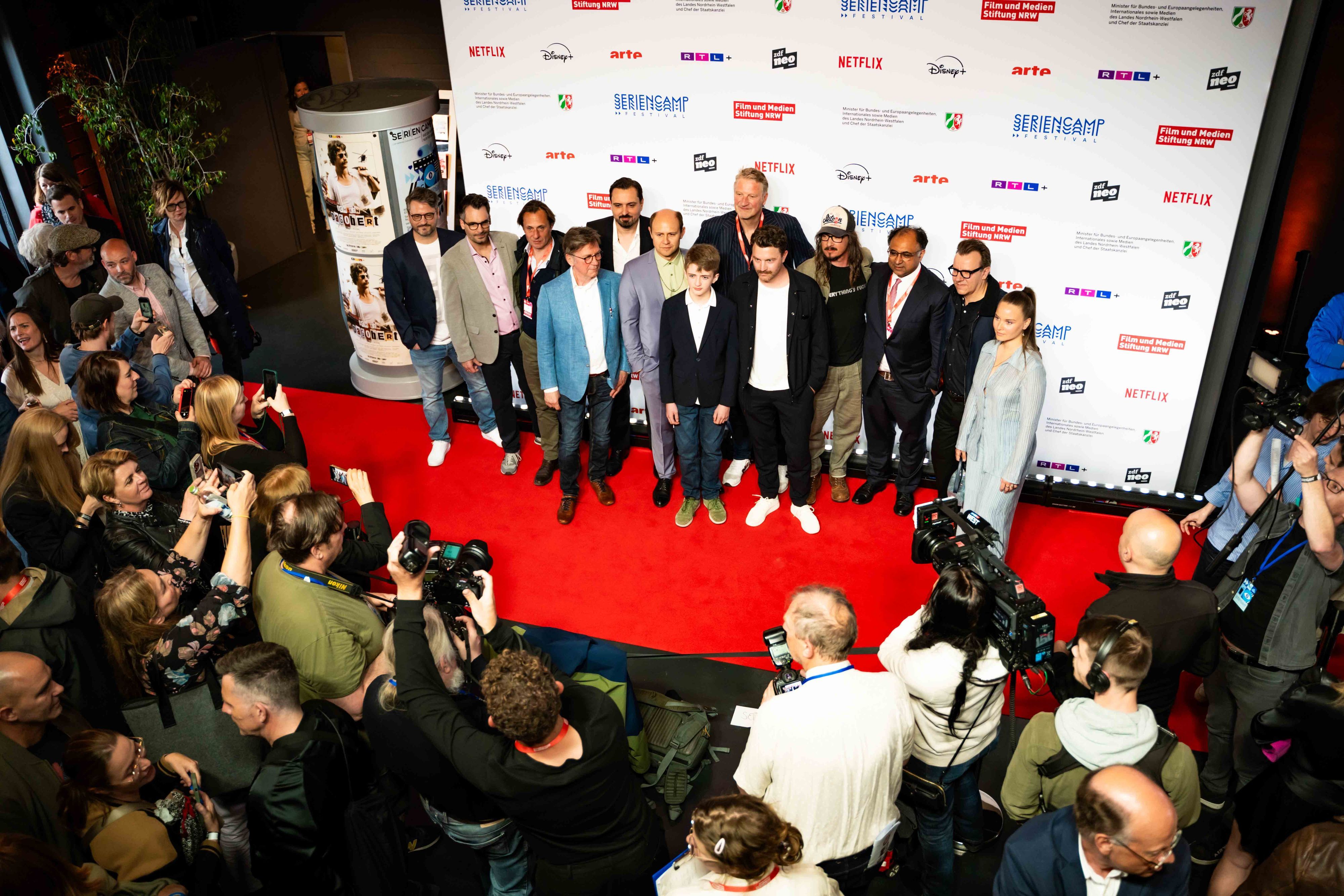 Cast und Crew von  „Ich bin Dagobert“ stehen zur Premiere auf dem Roten Teppich im Cinenova.