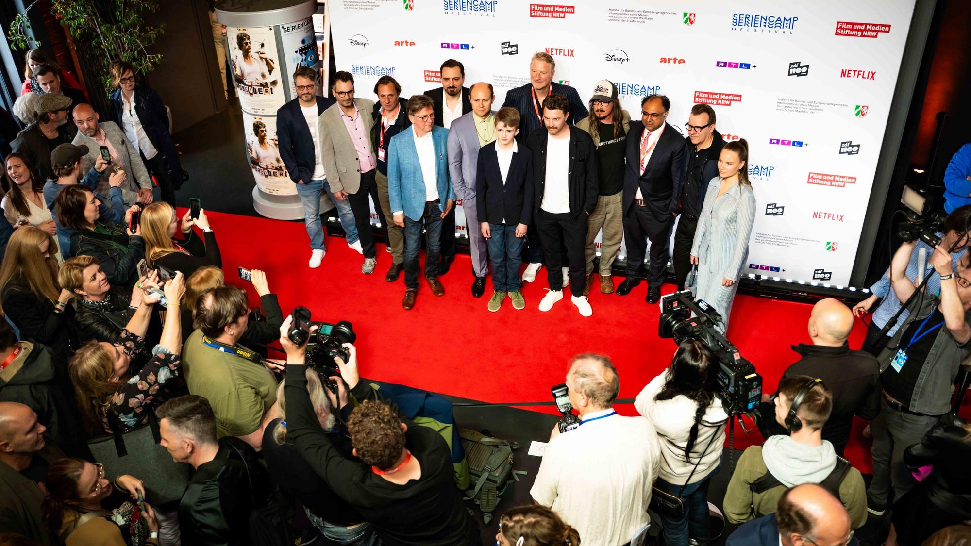 Cast und Crew von „Ich bin Dagobert“ stehen zur Premiere auf dem Roten Teppich im Cinenova.