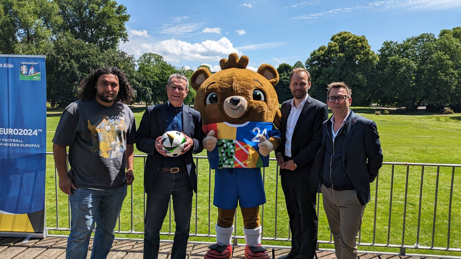 Gökhna Erdek (Germania Zündorf), Hans-Christian Olpen (FVM), Sportdezernent Robert Voigtsberger und Markus Rejek (FC).