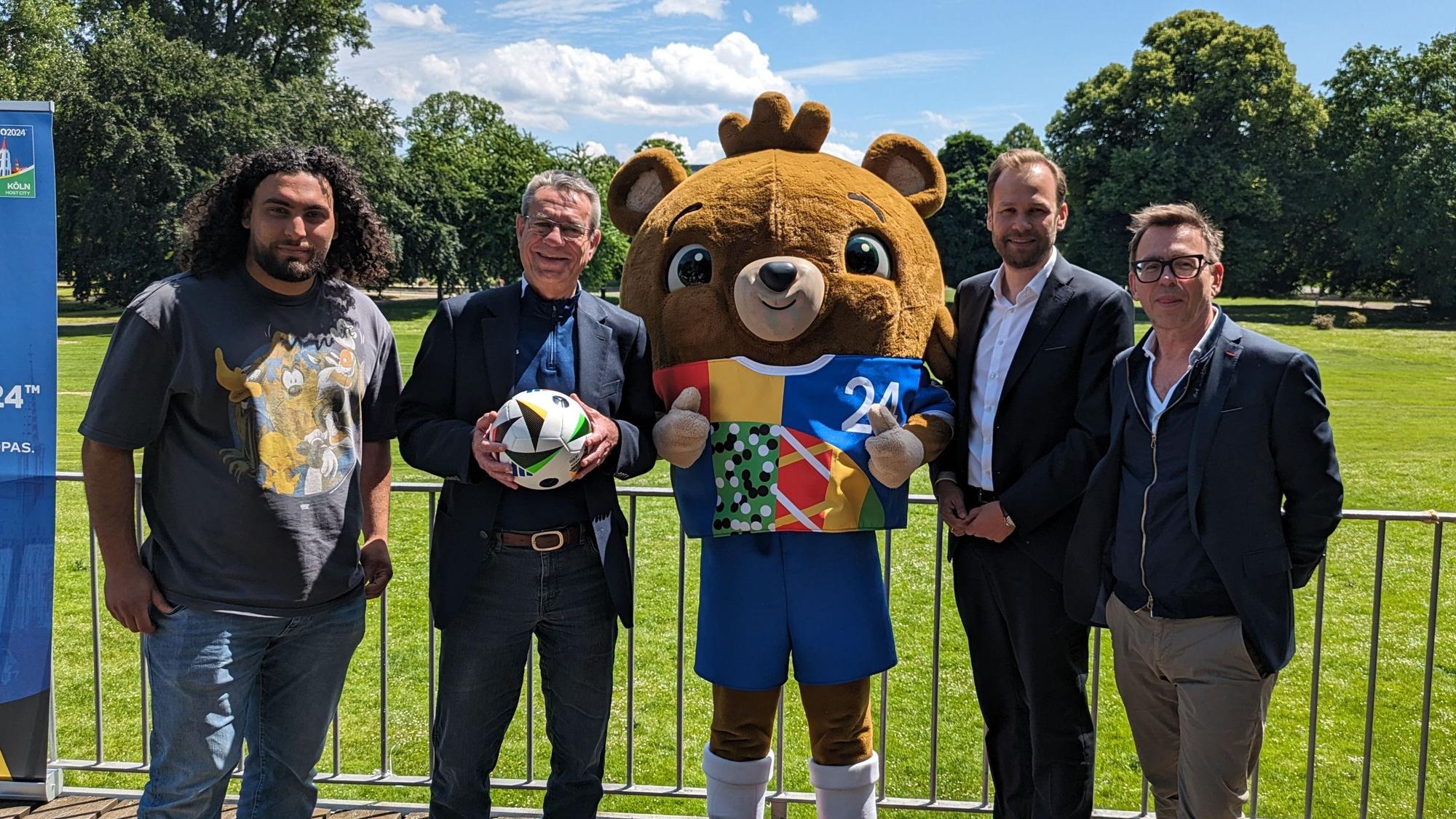 Gökhna Erdek (Germania Zündorf), Hans-Christian Olpen (FVM), Sportdezernent Robert Voigtsberger und Markus Rejek (FC).